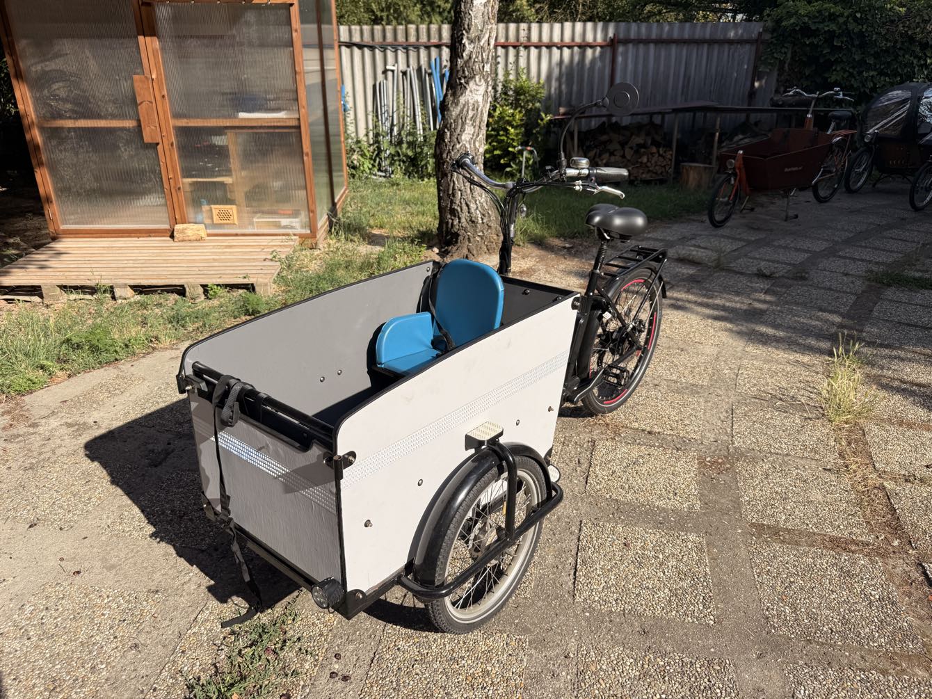 Doboz elölről, gyerekülés