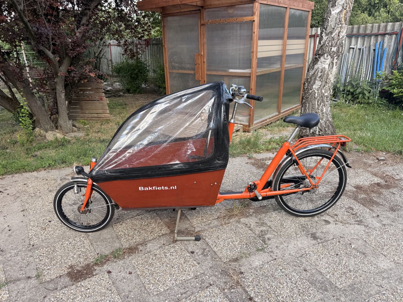 Esővédő ponyvával